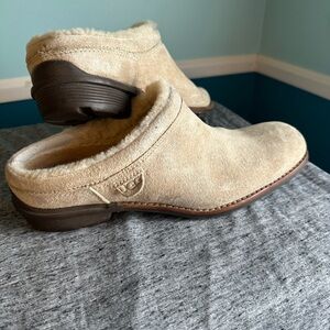 UGG Women’s Shoreham mule. Size 8, Sand.
